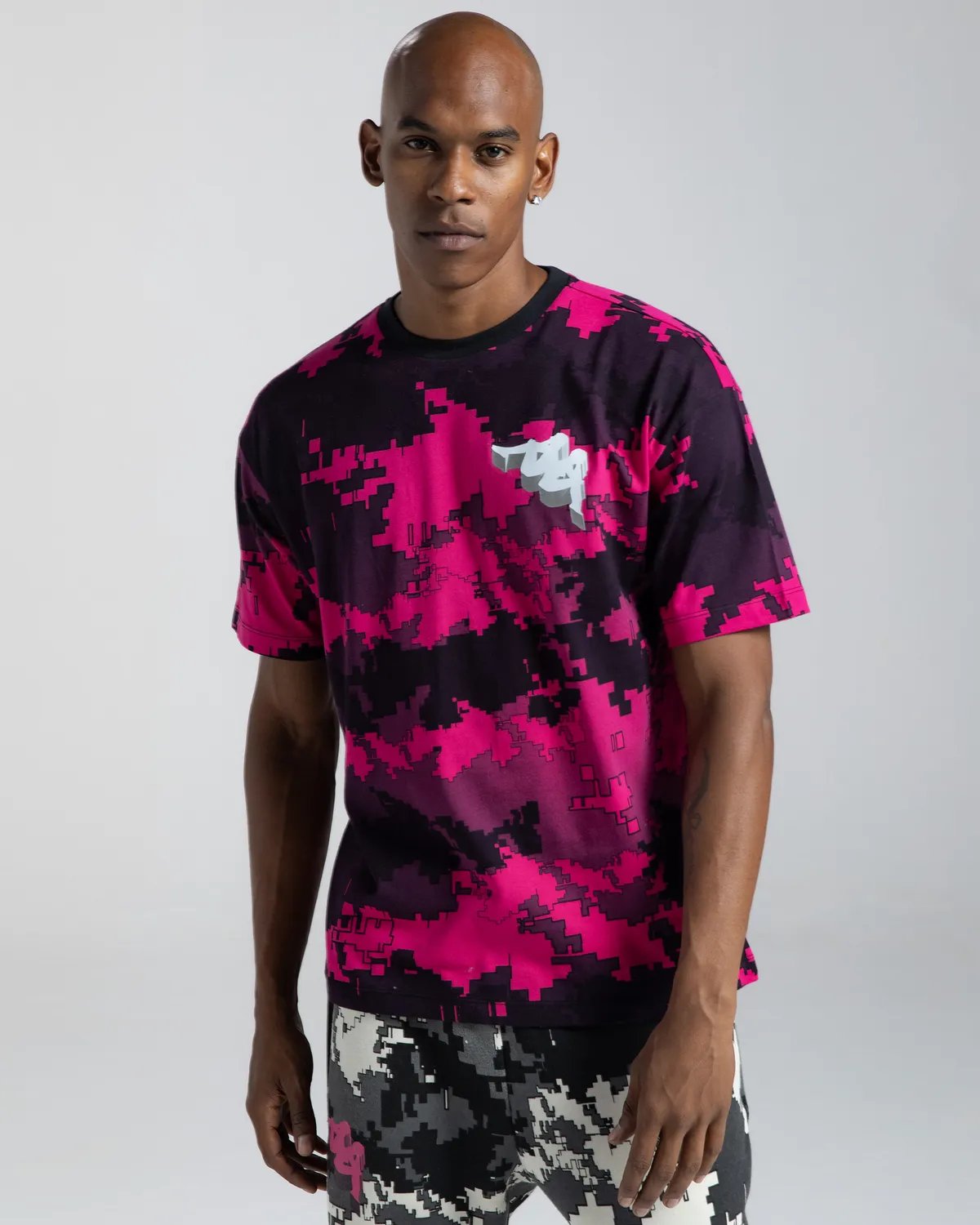 Authentic Graphik Gabriel Erkek Siyah - Pembe Comfort Fit Tişört